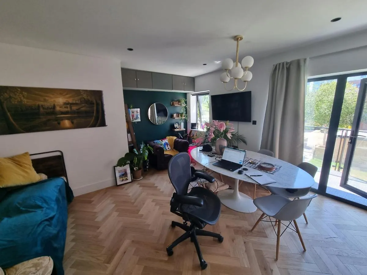 Bright Spacious Apartment In The Park London Homestay