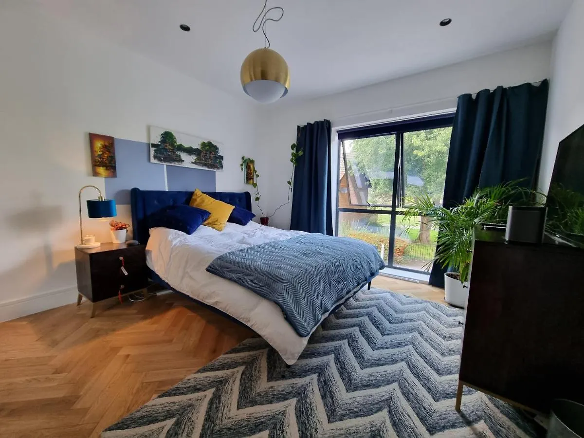 Bright Spacious Apartment In The Park London 0*,